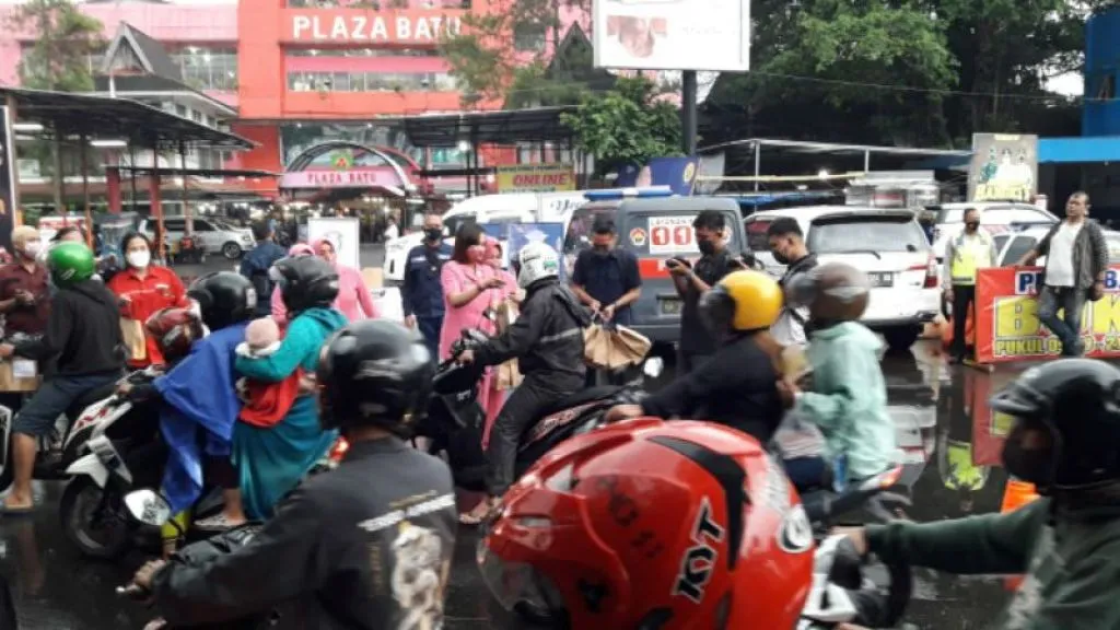 Ketua Bhayangkari Polres Batu Bagikan Ratusan Paket Takjil ke Pengguna Jalan