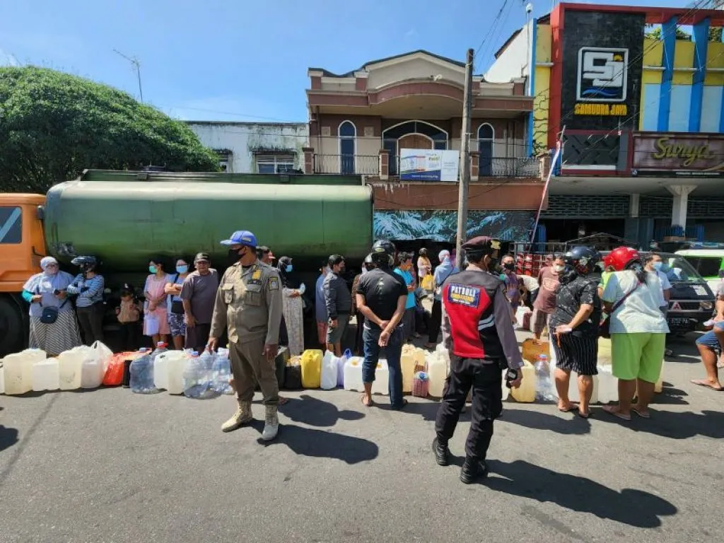 Tim Pamor Keris Polres Blitar Kota Pantau Antrean Warga Beli Minyak Goreng Curah