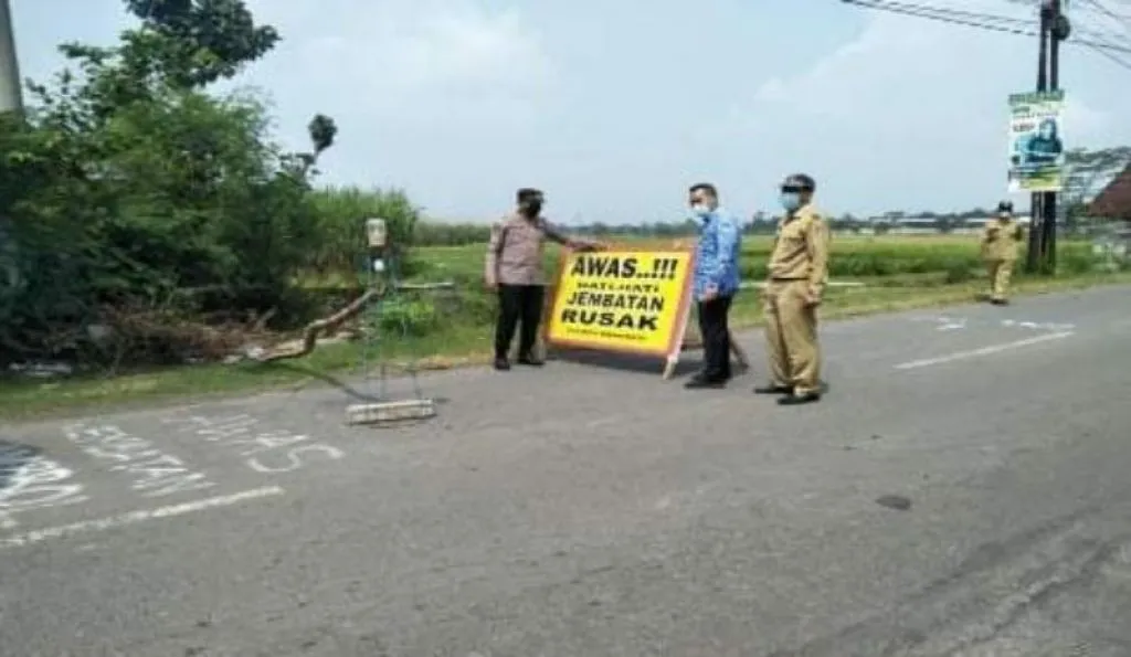 Kapolsek Wonodadi dan Muspika Kecamatan Wonodadi, Cek Jembatan Desa Wonodadi