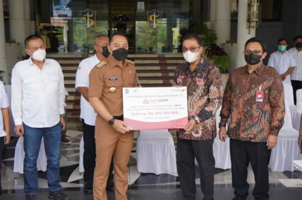 Bank Jatim Serahkan CSR kepada Pemerintah Kota Surabaya