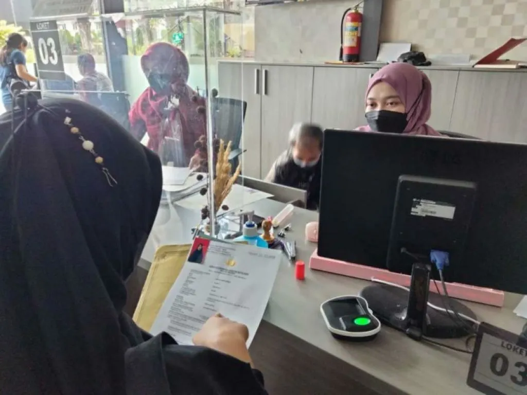 Peringati Hari Kartini, Sejumlah Polwan di Polrestabes Surabaya Kenakan Kebaya