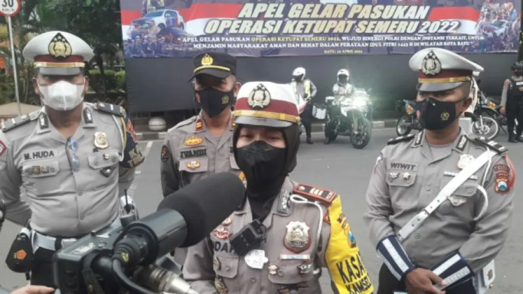 Pengendara Mobil dan Motor yang Melanggar, Diberi Sangsi Janur Kuning