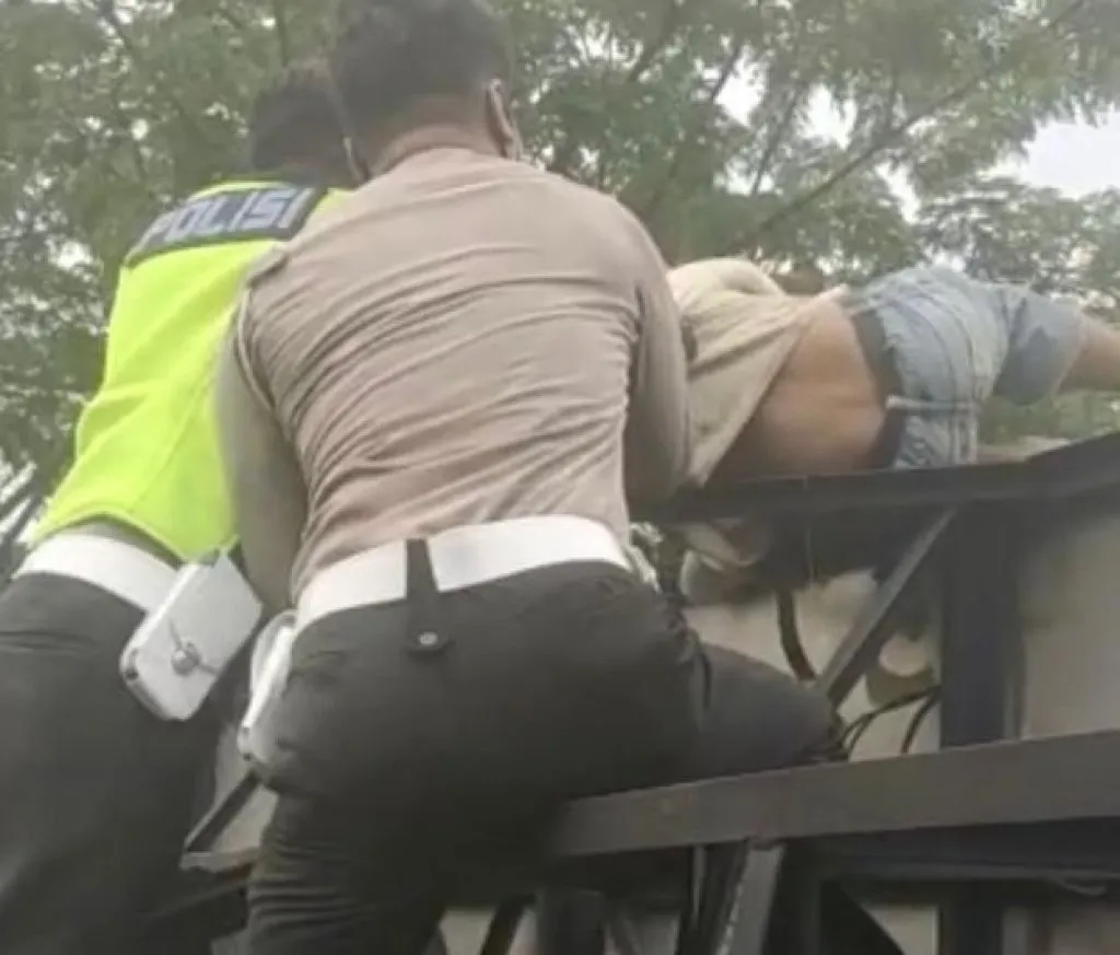 Diduga Stres, Pria Asal Pasuruan Ini Nekad Lompat dari Bilboard sambil Gendong Boneka