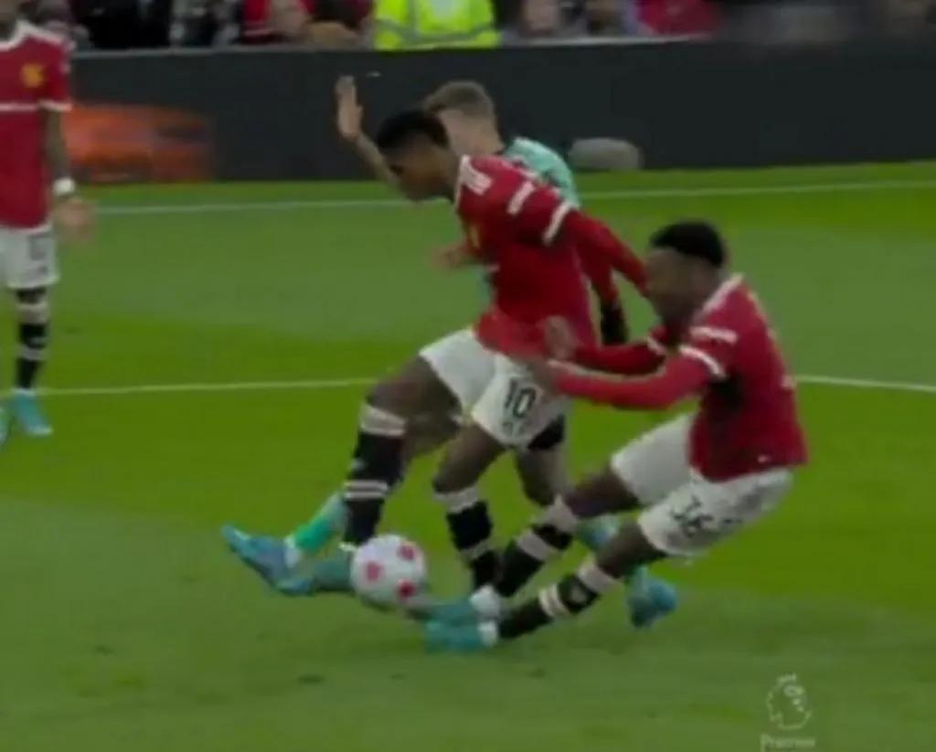 Elanga Tekel Rashford di Kotak Penalti Leicester, Viral