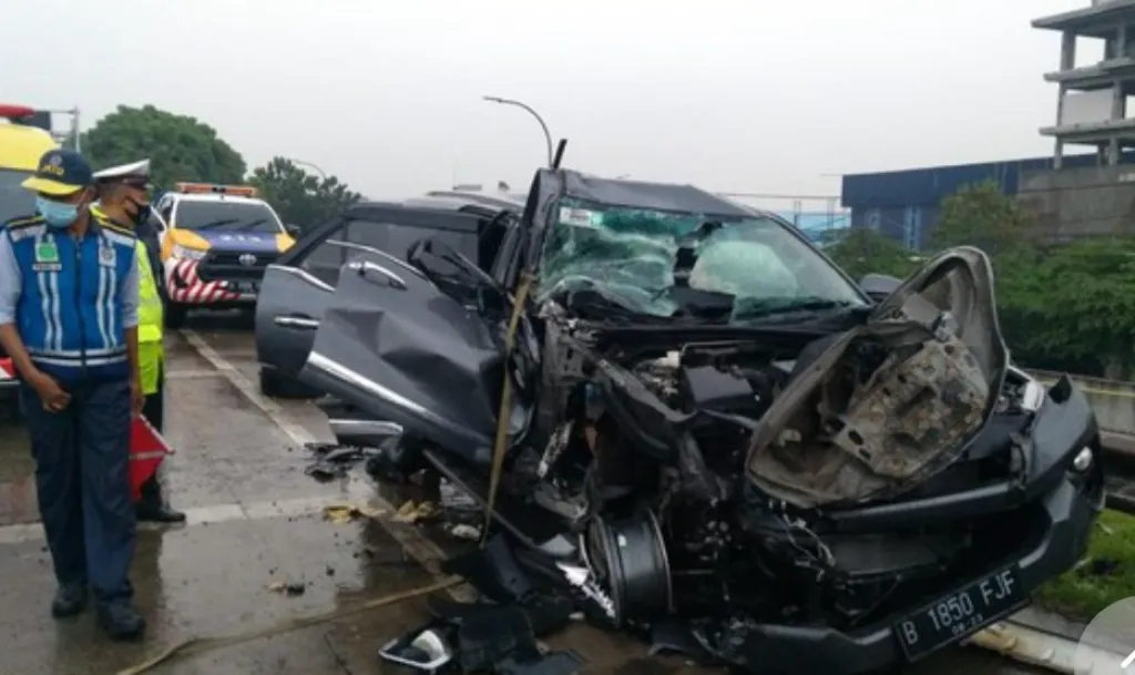 Hujan, Fortuner Hilang Kendali lalu Tabrak Truk di Bahu Jalan