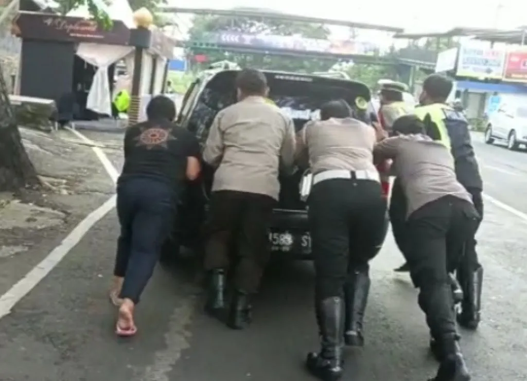 Urai Kemacatan, Personil Polres Batu dengan Sigap Dorong Mobil Mogok di Tengah Jalan