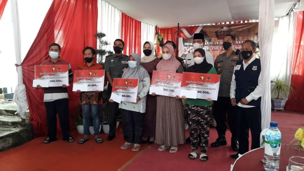 Koramil Batu Salurkan BLT Minyak Goreng kepada PKL dan Warung