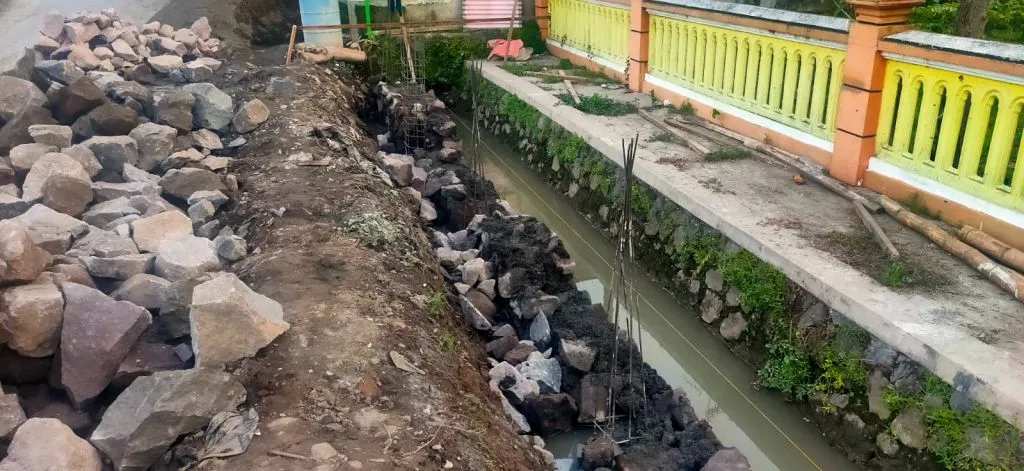 Pondasi Proyek Peningkatan Jalan Wonoayu-Candinegoro, Dibangun di Dalam Genangan Air