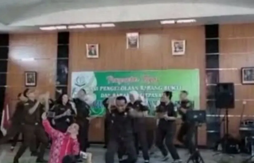 Viral Video Oknum Jaksa Saweran di Atas Panggung, Kejagung Merespon Tegas