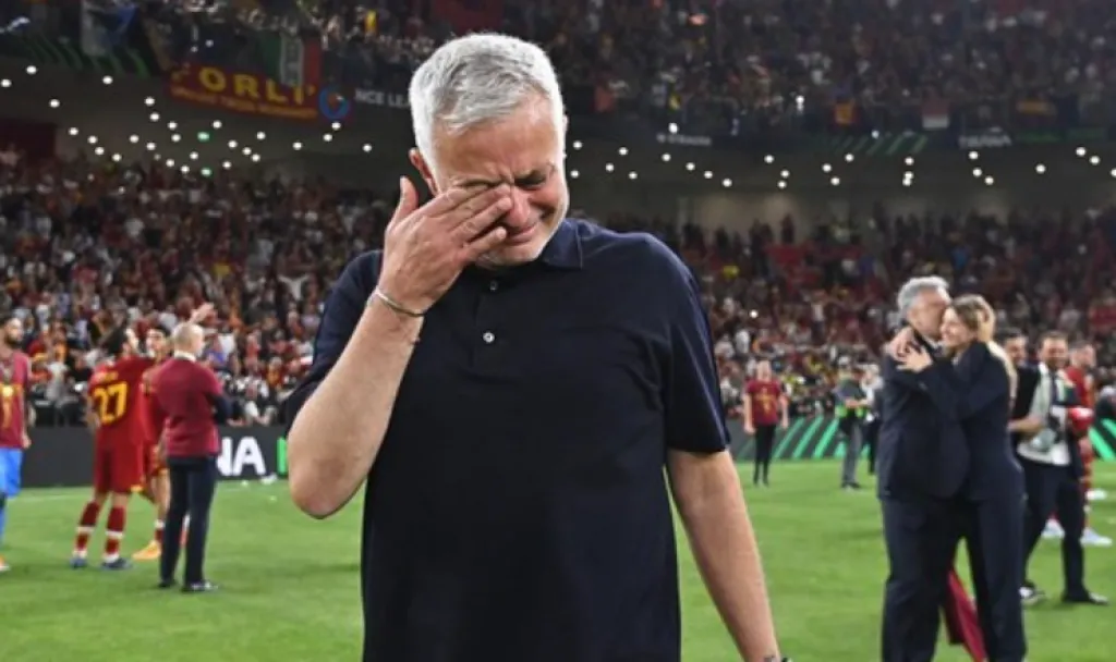 AS Roma Juara, Mourinho Menangis dan Putuskan tak Pindah Klub