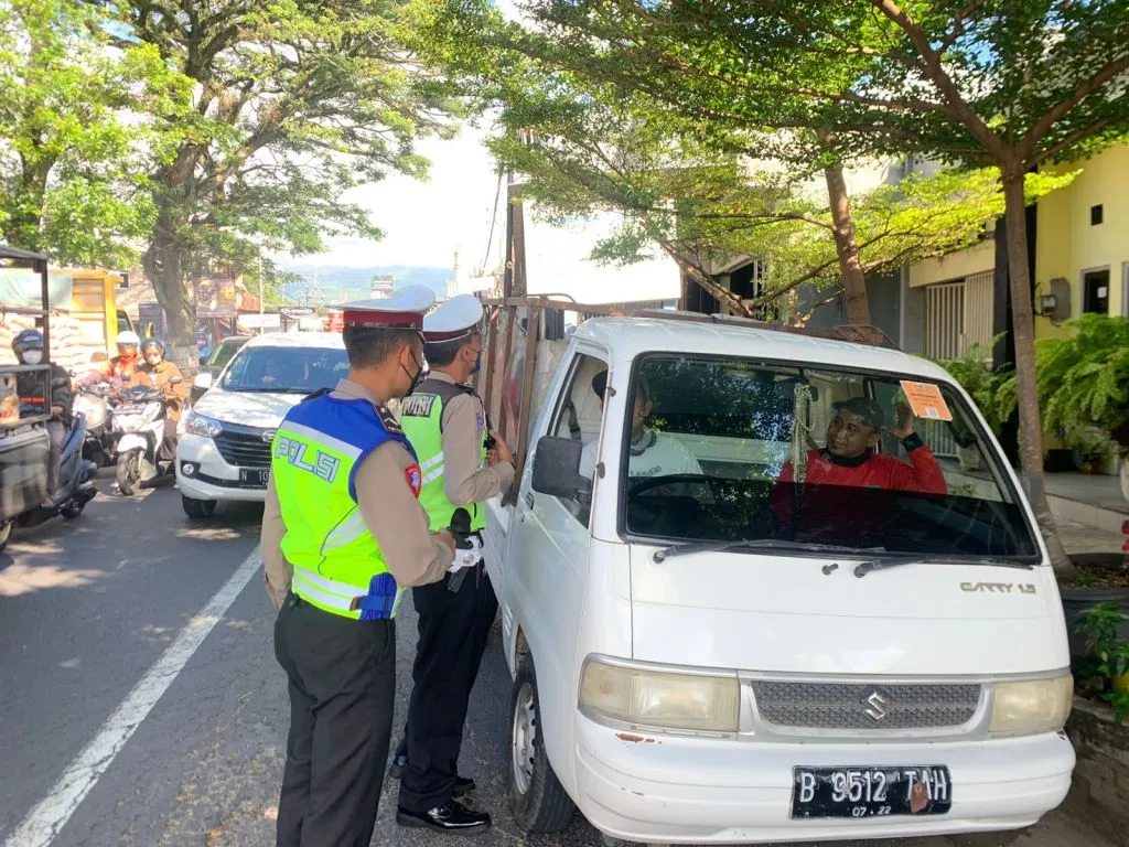 Satlantas Polres Batu Lakukan Penyekatan di Simpang 3 Pendem