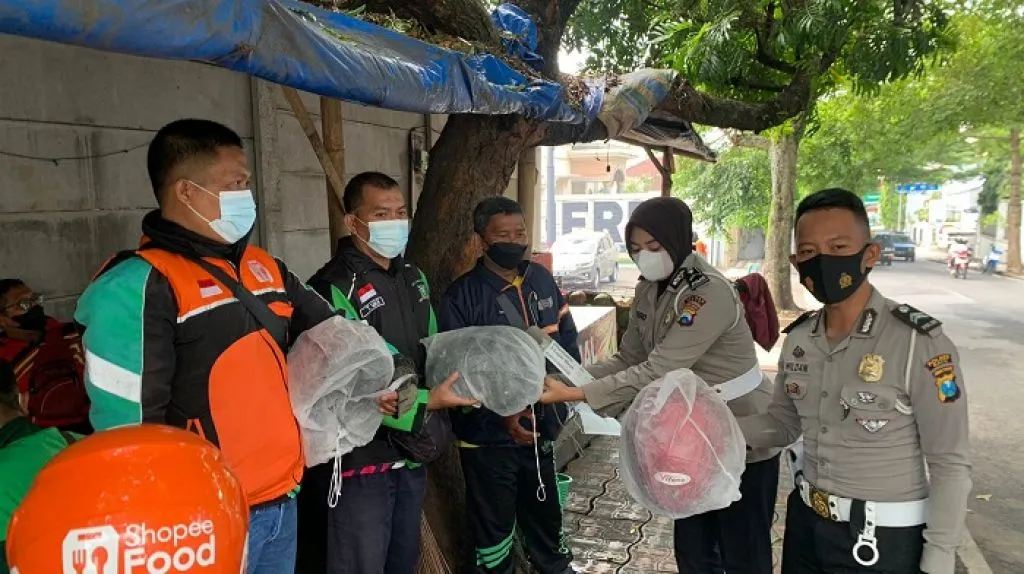 Satlantas Polres Batu Bagikan Helm Gratis di Pangkalan Ojek Online