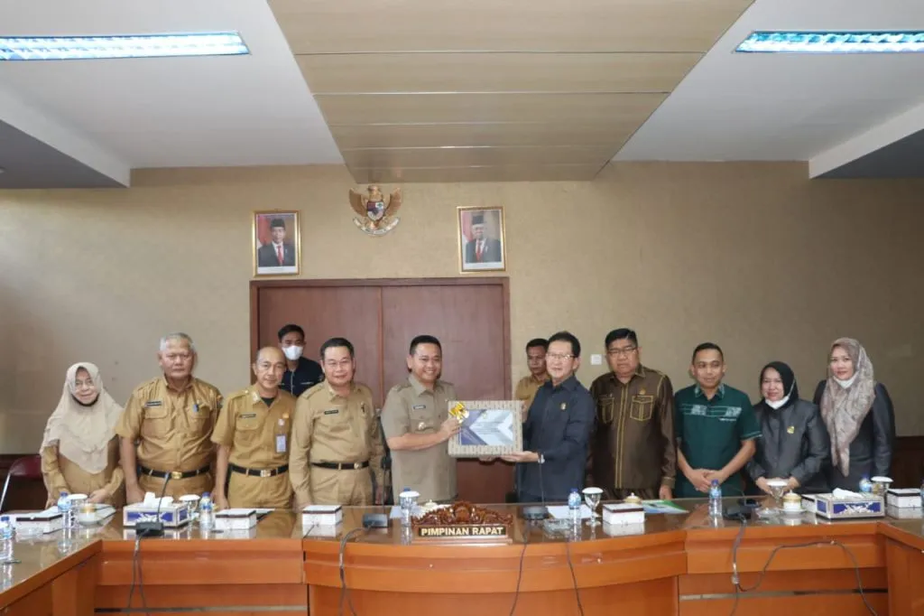 Plh Bupati Serahkan Raperda Pertangungjawaban Pelaksanaan APBD 2021 pada DPRD