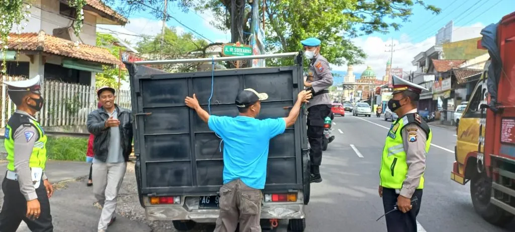 Polres Batu Periksa Kendaraan Pengangkut Hewan Ternak, Masuk dan Keluar