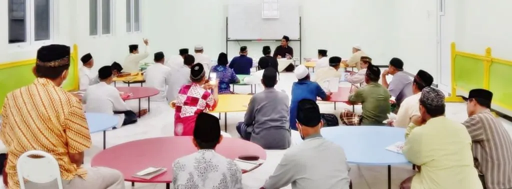 Kelas Lansia Antusias Mengaji di TPQ Plus Al-Qodar
