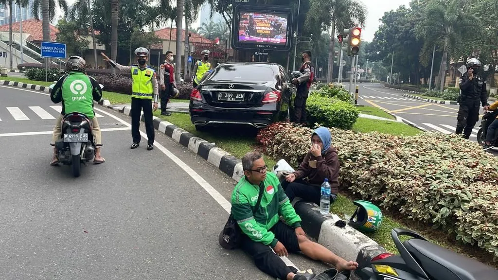 Kena Serangan Jantung, Sopir Mercy Tabrak Ojol lalu Meninggal di Taman