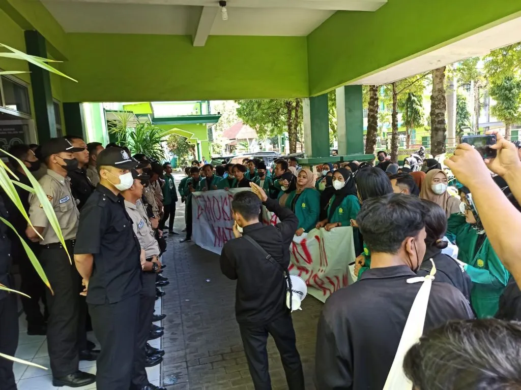 Puluhan mahasiswa IAIN Ponorogo saat melurug kantor rektorat. 