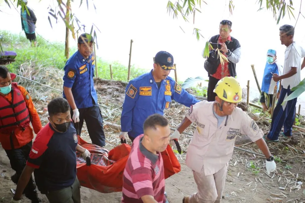 Mayat Pria Ditemukan Mengambang di Bantaran Kali Madiun