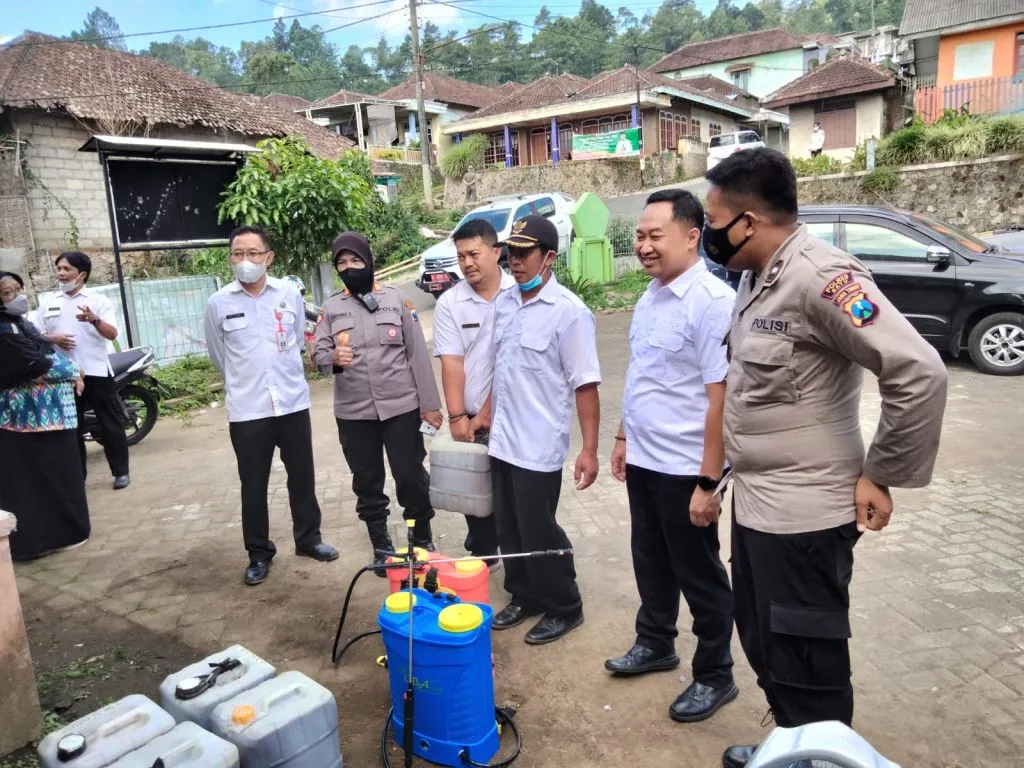 Polres Batu Gencarkan Penyemprotan Disinfektan Hewan Ternak