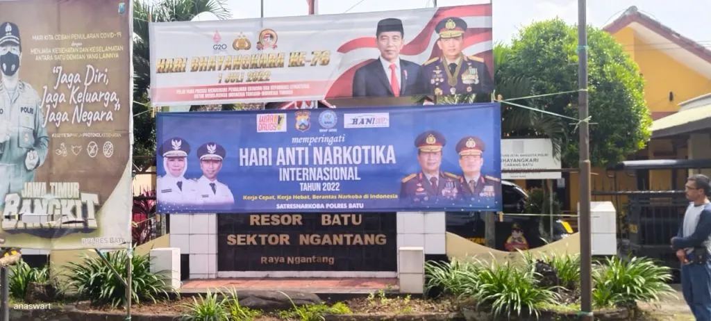 Satresnarkoba Polres Batu Pasang Banner Himbauan Perang Lawan Narkoba