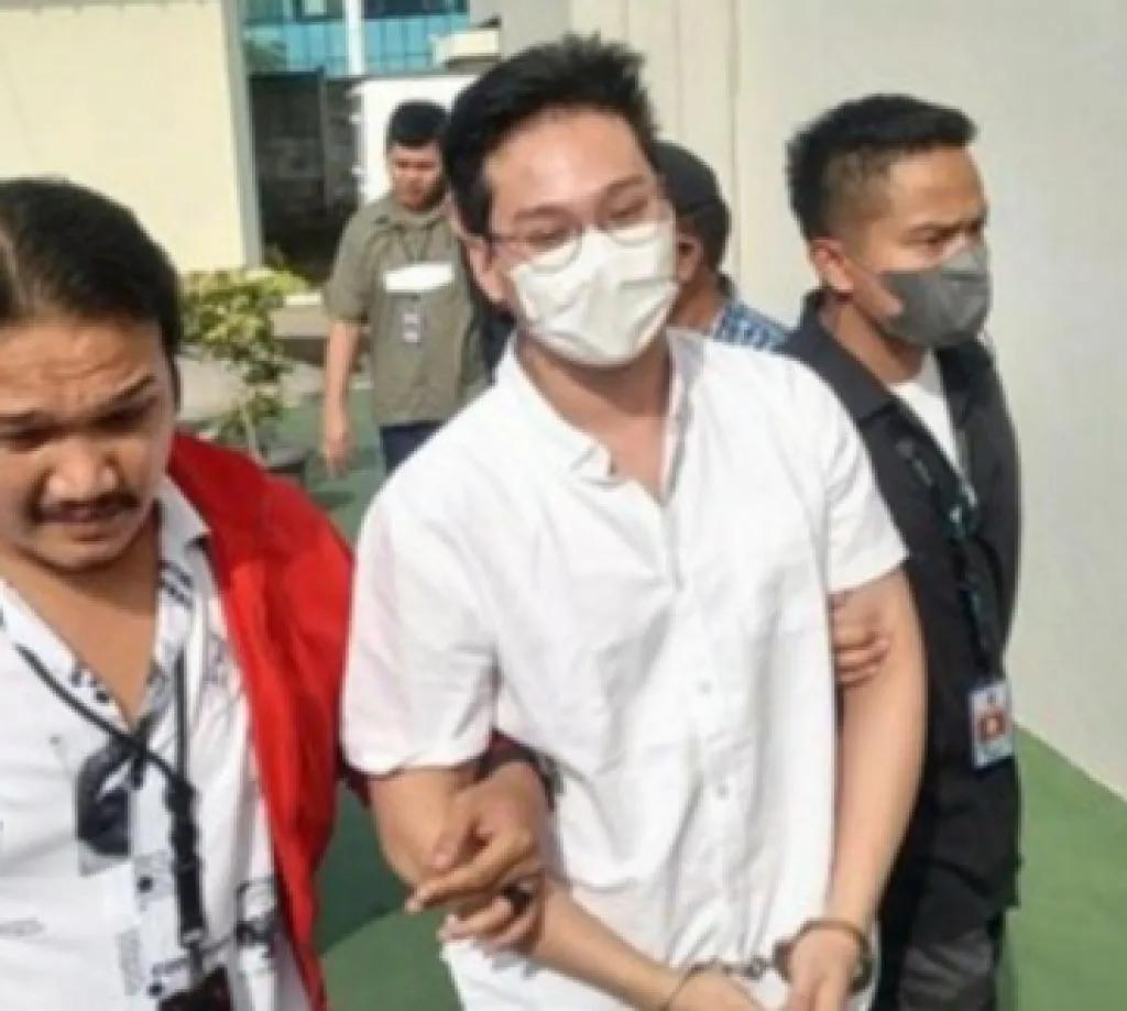 Indra Kenz saat tiba di Kejari Tangsel.