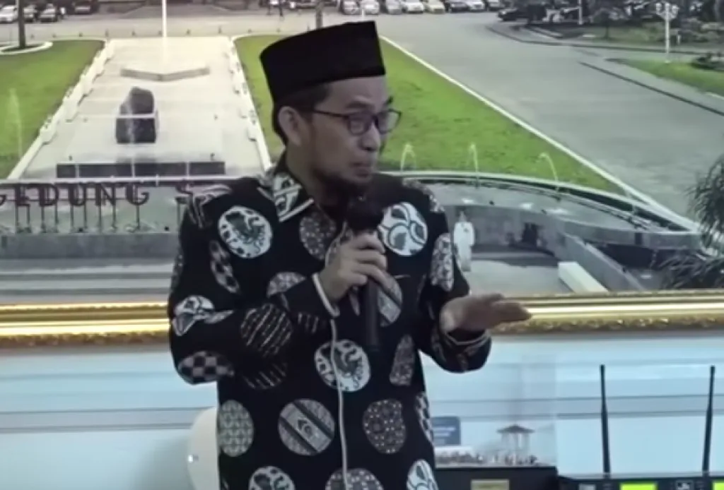 UAH memberi tauziah saat melayat di kediaman Ridwan Kamil.