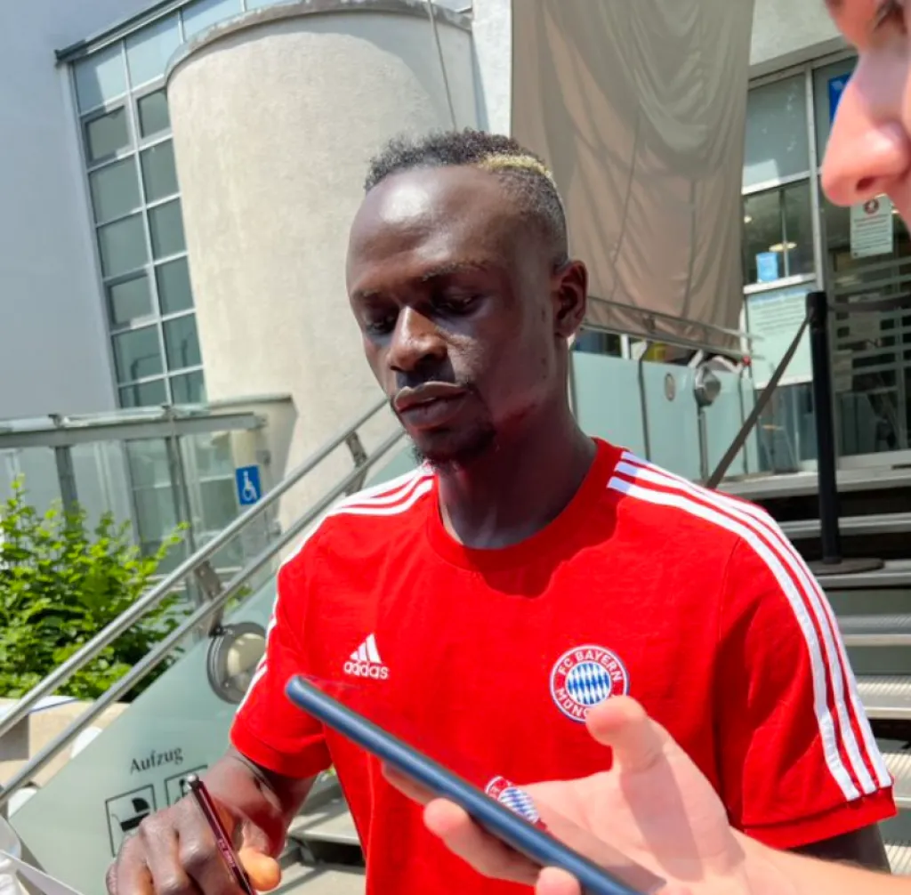 Pakai Jersey Bayern, Mane Muncul di Depan Publik