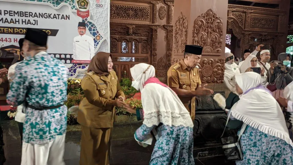 Diiringi Kalimat Talbiyah, Bupati Ponorogo Berangkatkan 194 Jamaah Haji
