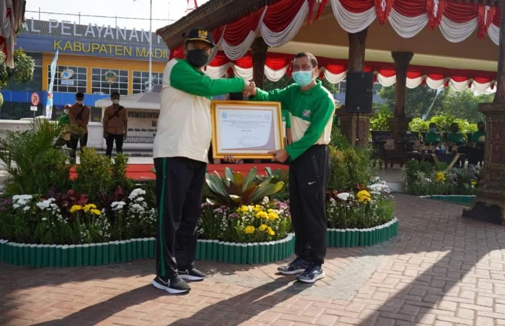 Walikota Madiun, Maidi menerima penghargaan dari Pemprov Jatim atas komitmen menuntaskan 5 pilar STBM.
