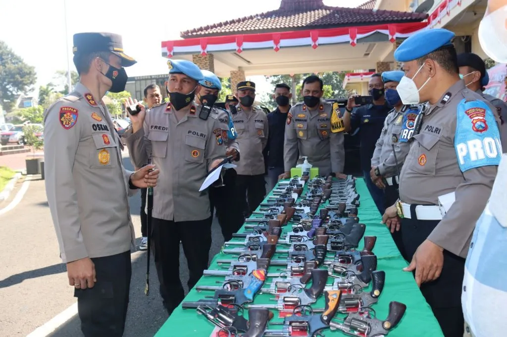 Kapolres Batu Bersama Kasi Propam Lakukan Pemeriksaan Senpi Setiap Personil