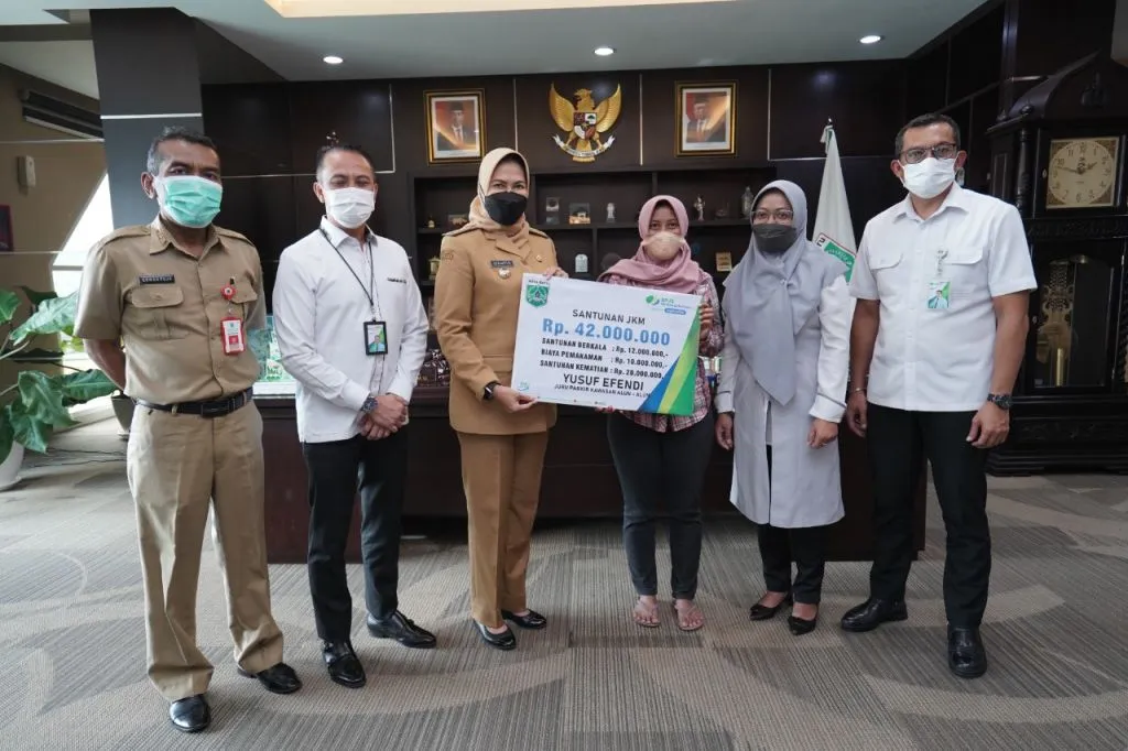 Wali Kota Batu Serahkan Santunan Peserta JKK dan Beasiswa dari BPJS Ketenagakerjaan
