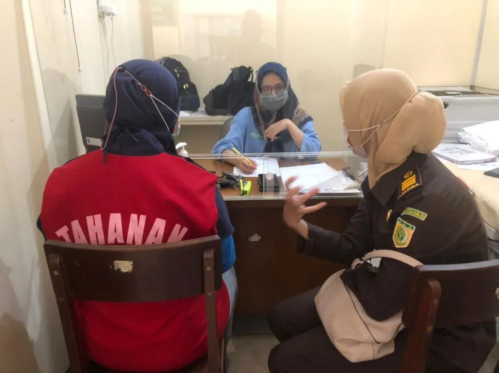 Pemeriksaan Tahanan hamil di antar JPU Kejari Batu ke RSUD Saiful Anwar Kota Malang.