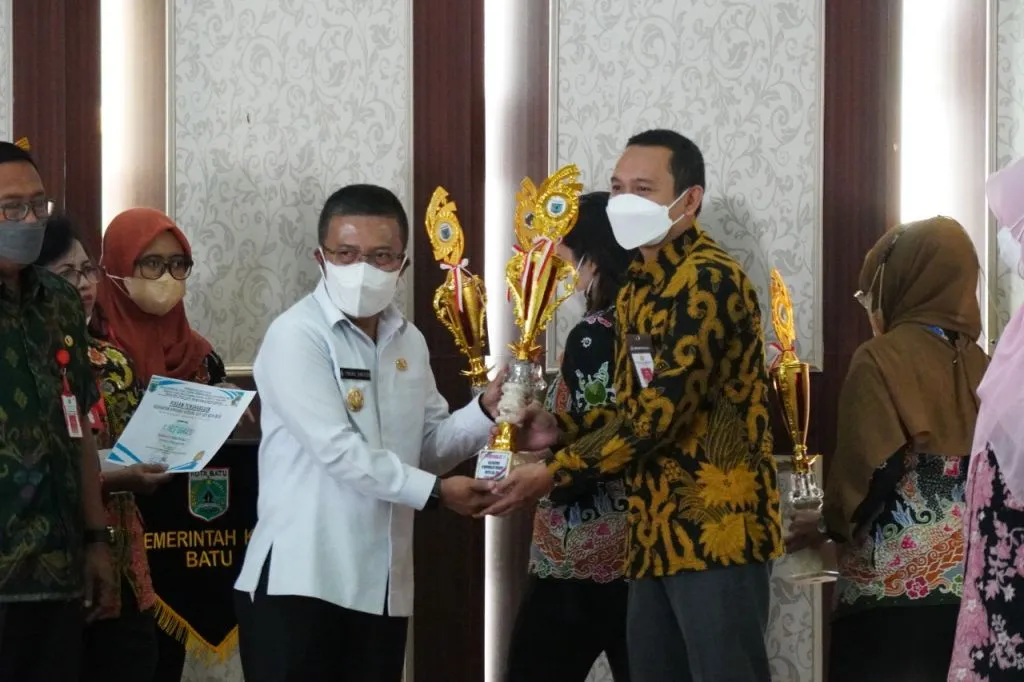 Diskumperindag Kota Batu Beri Penghargaan pada 6 Koperasi