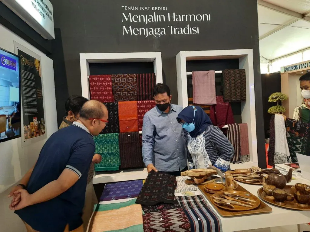 Momen Wali Kota Madiun Maidi Diam-Diam Borong Tenun Ikat Bandar Kidul di Pameran APEKSI Padang. DOK : Bagian Protokol dan Komunikasi Pimpinan Sekretariat Daerah Kota Kediri.