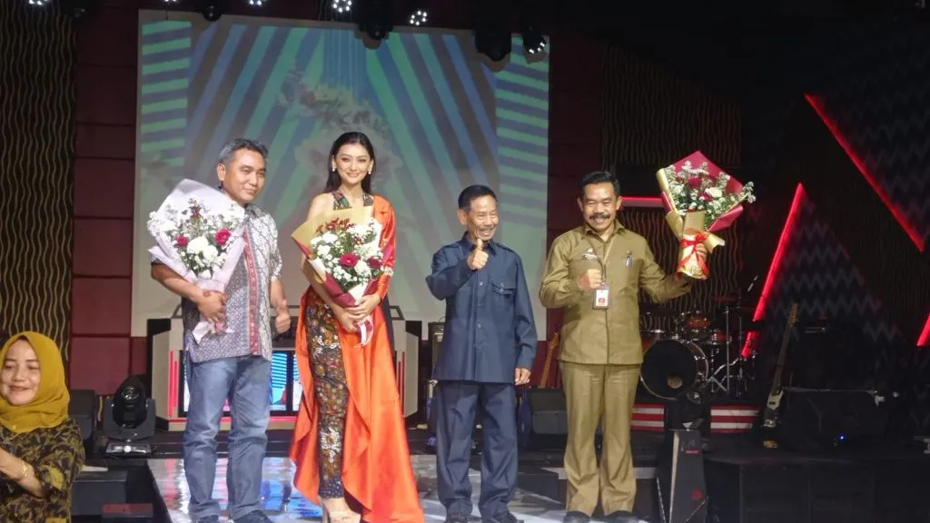 Mantan Wali Kota Malang Peni Suparto (tengah kemeja hitam), bersama Putri Pariwisata Adinda, Kepala Dinas Pariwisata Kabupaten Malang dan Owner NK Cafe Malang. 