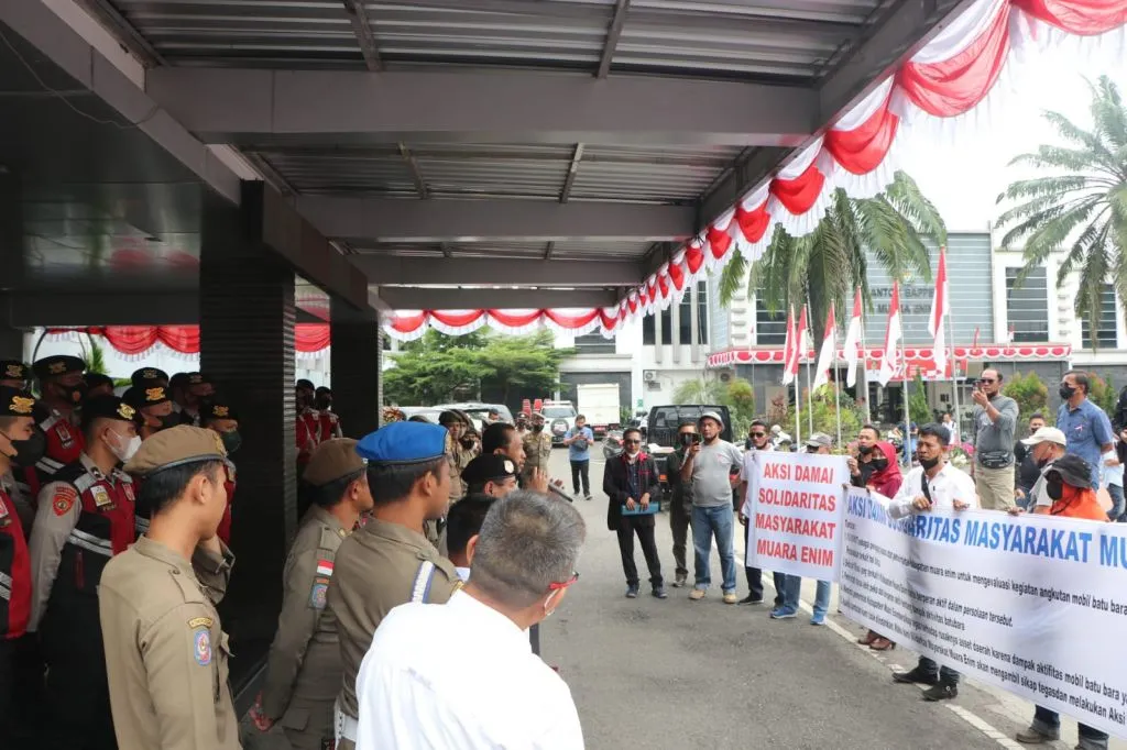 Banyak Perusahaan Cemari Lingkungan, Warga Demo Pemkab Muara Enim
