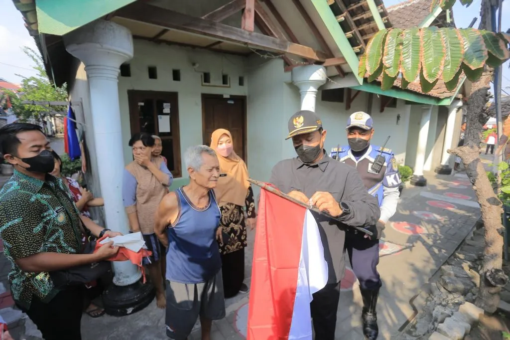 Walikota Madiun, Maidi blusukan ke permukiman warga untuk menganti bendera merah putih yang telah rusak.