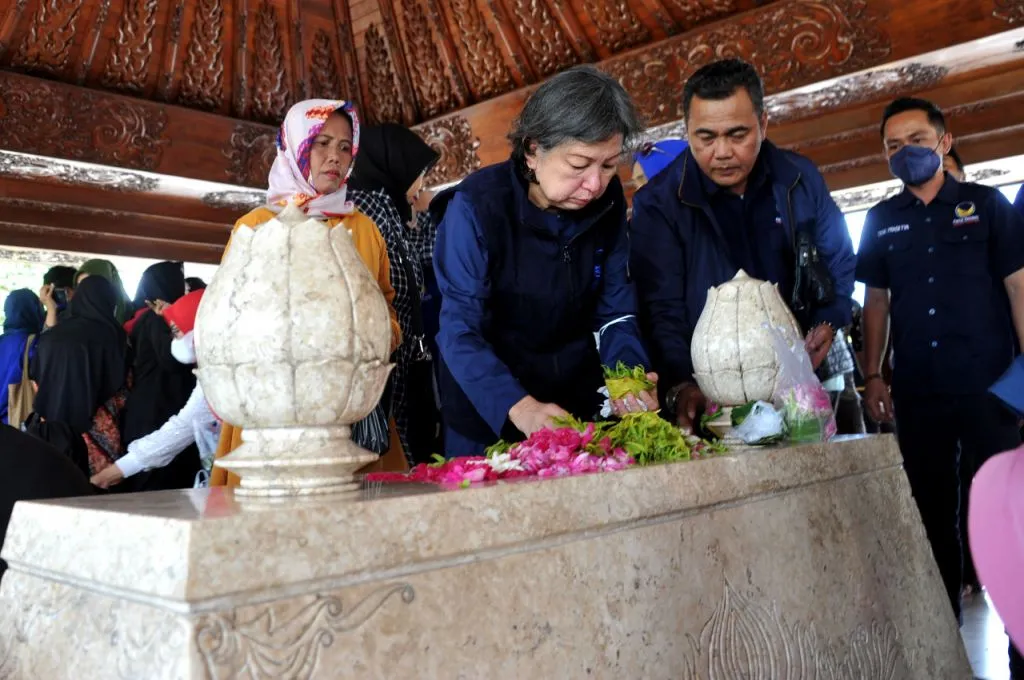Peringati HUT RI ke-77, DPW NasDem Jatim Ziarah ke Makam Bung Karno