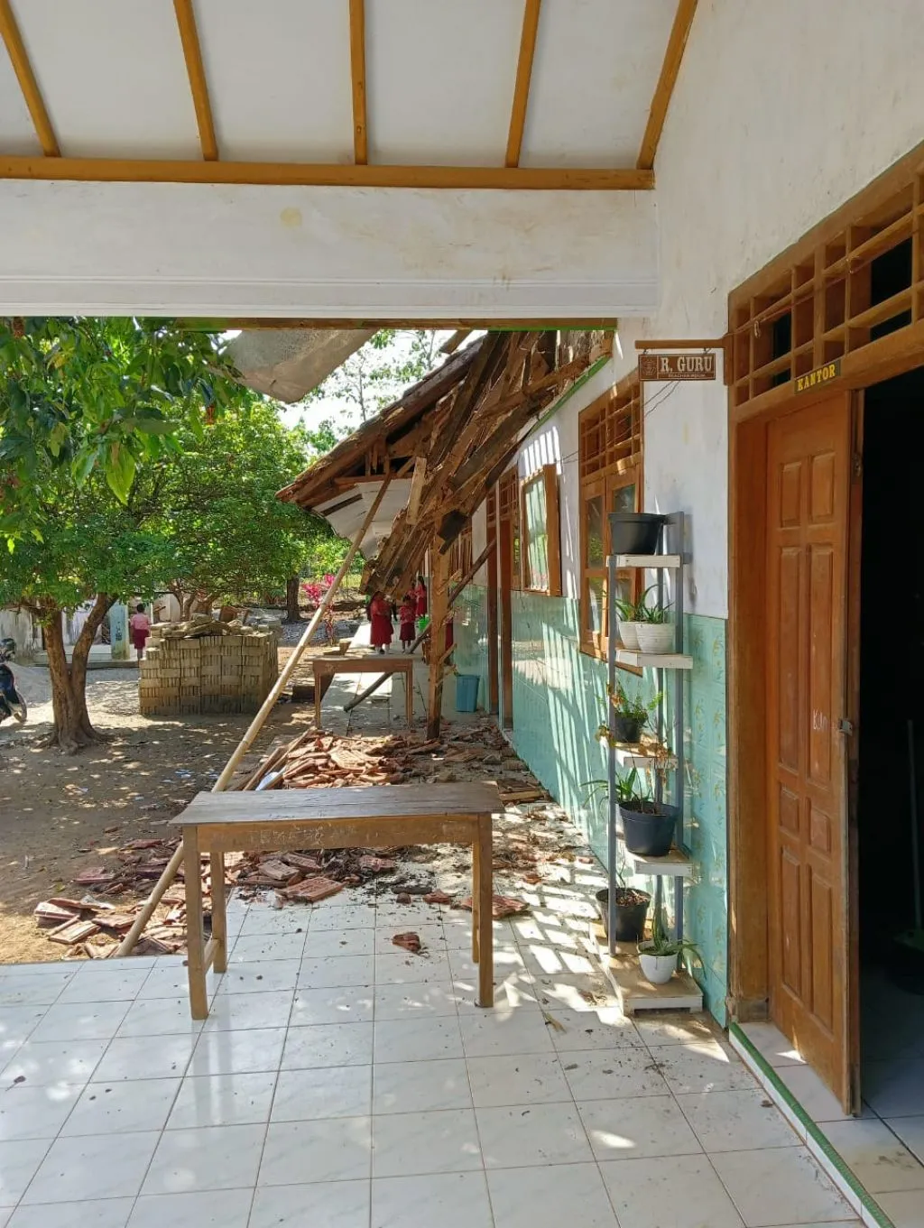 Belum Diperbaiki, Teras SDN 02 Karangpatihan Ponorogo Ambruk, Warga Bangun Tenda