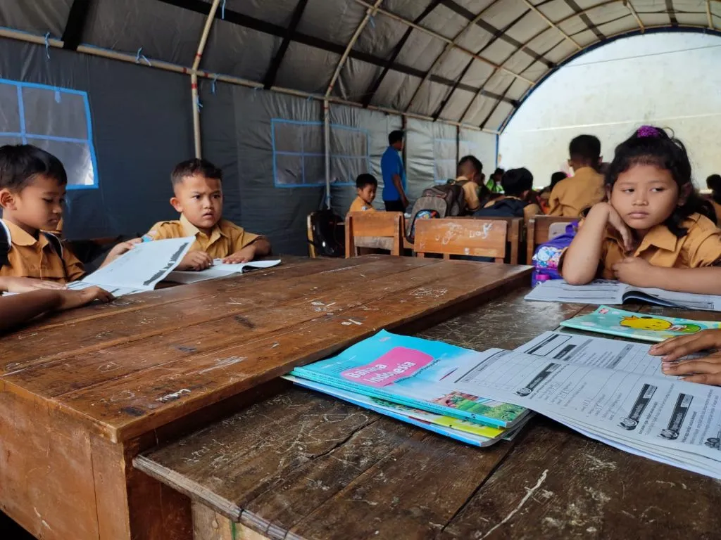 Bangunan Sekolah Nyaris Ambruk, Siswa 4 Kelas SD di Ponorogo Belajar di Tenda Darurat