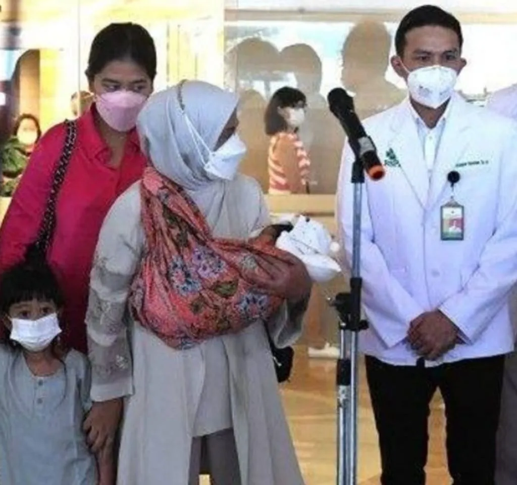 Sangat Bergaya Jawa, Iriana Gendong Cucu ke-5 Pakai Sewek