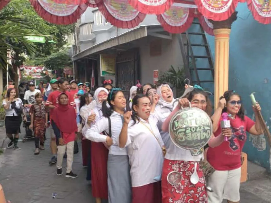 Ekspresi Kemerdekaan Warga Putat Jaya, Ada Korban Sambo dan Senang Kembali Sekolah