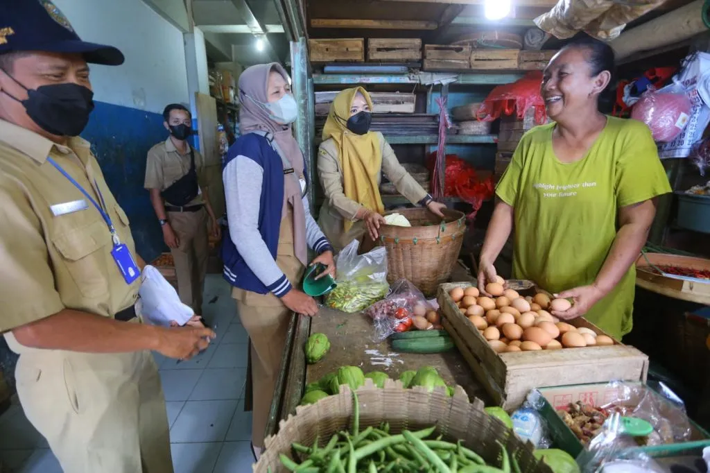 Dinas Perdagangan Kota Madiun saat melakukan pemantauan harga kebutuhan bahan pokok.