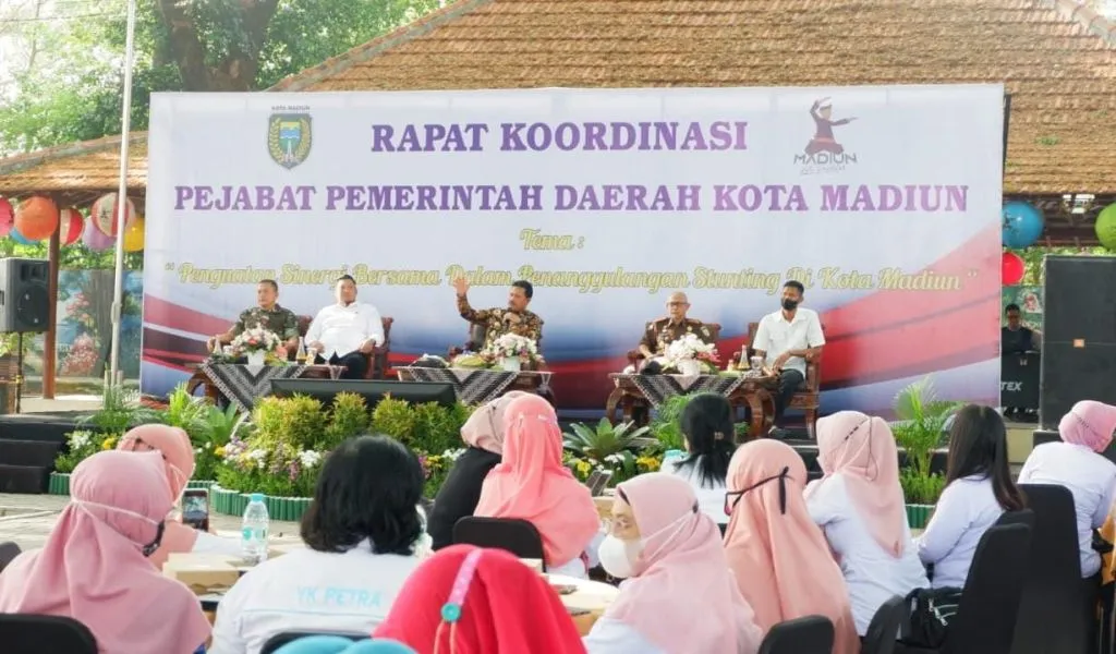 Walikota Madiun, Maidi memimpin rapat koordinasi pejabat Pemda dengan tema “Penguatan sinergi bersama dalam penanggulangan stunting” di Edu Park Ngrowo Bening Madiun.