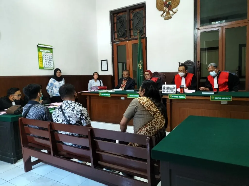 Senggolan Saat Antri Makan, Tiga Jawara Diadili