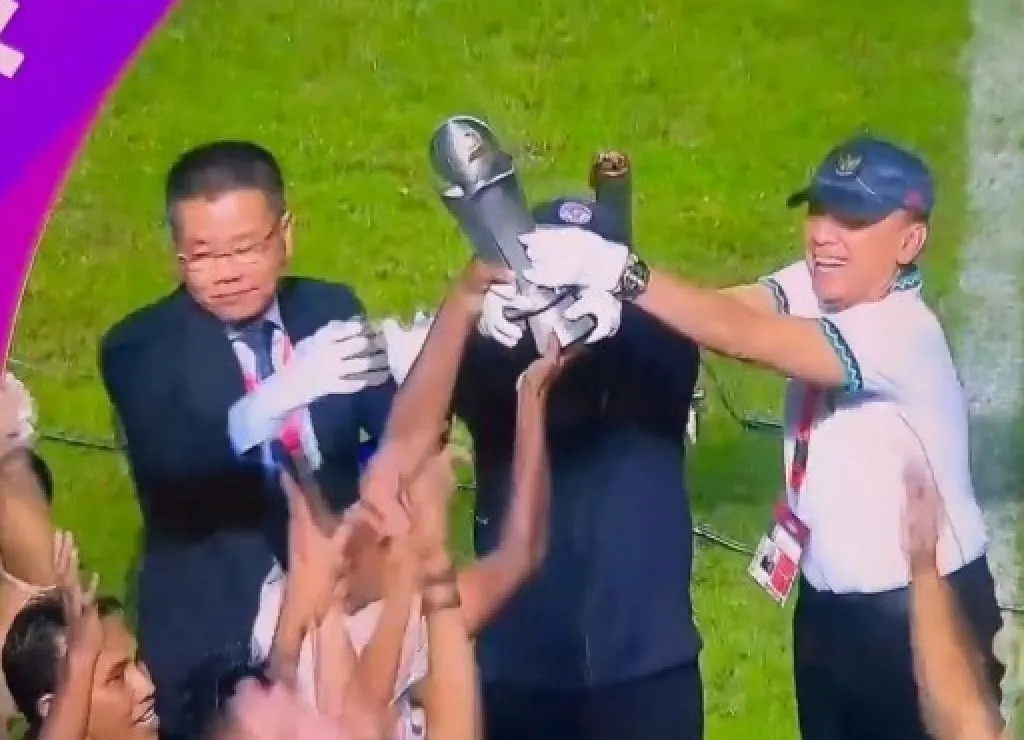 Timnas Indonesia U 16 Juara, Ketum PSSI dan Menpora Ikut Angkat Piala