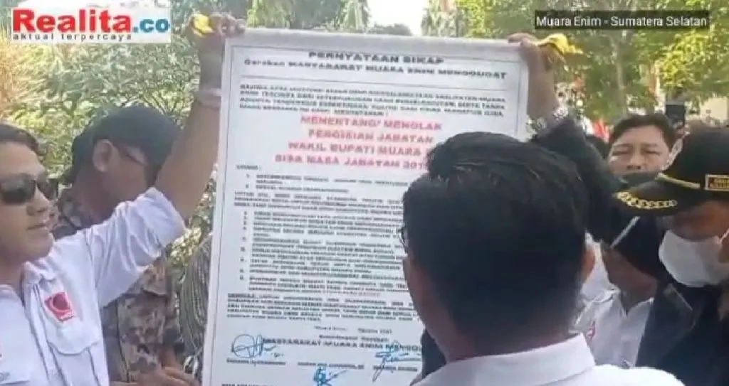 Tolak Pengisian Jabatan Wabup, Ratusan Masyarakat Muara Enim Geruduk Kantor DPRD