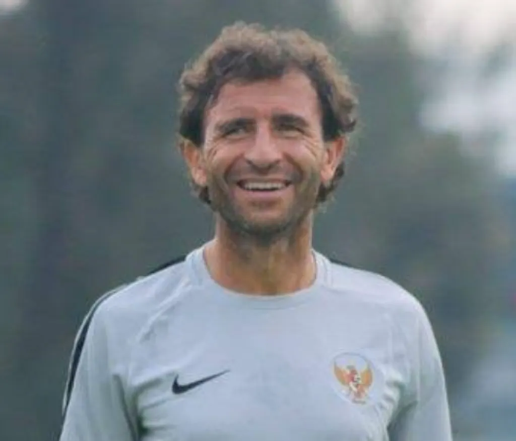 Luis Milla Resmi Latih Persib Bandung