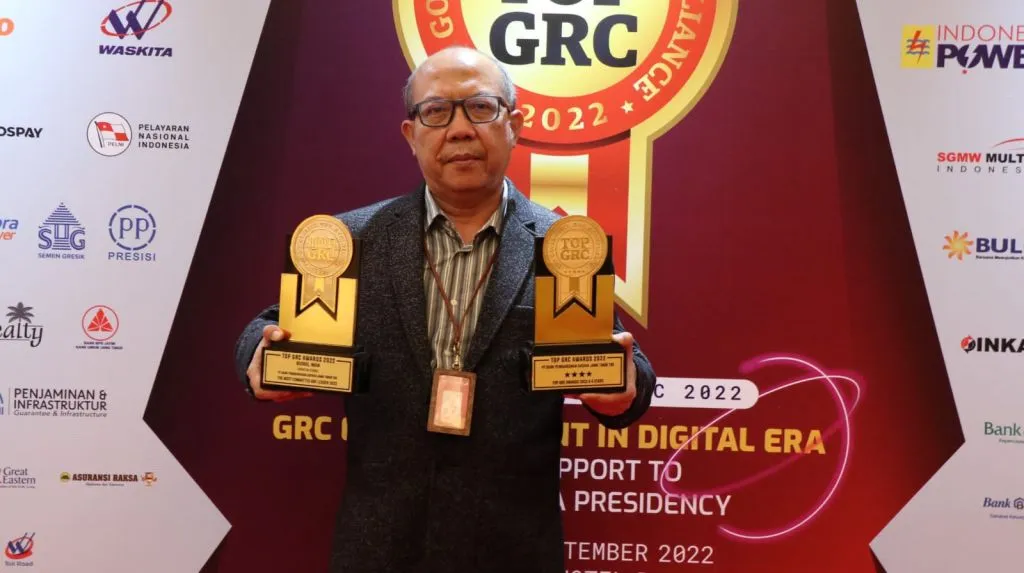 Bank Jatim dan Dirut Dapat Anugerah Top GRC Awards 2022