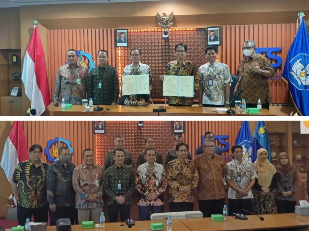 Direktur Umum dan Sumber Daya Manusia BPJS Ketenagakerjaan Abdur Rahman Irsyadi dan Rektor ITS Prof. Dr. Ir. Mochamad Ashari M.Eng, serta mereka yang hadir di acara penandatanganan MoU, Kamis (1/9/2022).